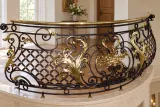 Kuta balustrada balkonowa z ornamentyką roślinną i złotymi akcentami, model sc45 — aranżacja w nowej przestrzeni. Wizualizacja AI.