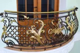 Kuta balustrada balkonowa z ornamentyką roślinną i złotymi akcentami, model sc45 — odtworzone ujęcie oryginalne. Wizualizacja AI.