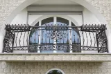 Kuta balustrada balkonowa z ornamentyką secesyjną, model BKZ26 — odtworzone ujęcie oryginalne. Wizualizacja AI.