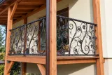 Kuta balustrada balkonowa z ornamentyką winorośli, model BKZ82 — odtworzone ujęcie oryginalne. Wizualizacja AI.
