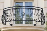 Kuta balustrada balkonowa z secesyjnym ornamentem, model sc74 — aranżacja w nowej przestrzeni. Wizualizacja AI.