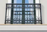 Kuta balustrada balkonowa zewnętrzna o wzornictwie klasycznym, model BKZ88 — odtworzone ujęcie oryginalne. Wizualizacja AI.