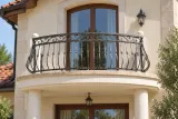 Kuta balustrada balkonowa zewnętrzna ornamentyka klasyczna, model BKZ30 — aranżacja w nowej przestrzeni. Wizualizacja AI.