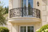 Kuta balustrada balkonowa zewnętrzna, ornamentyka secesyjna, model BKZ45 — aranżacja w nowej przestrzeni. Wizualizacja AI.