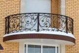 Kuta balustrada balkonowa zewnętrzna, ornamentyka secesyjna, model BKZ45 — odtworzone ujęcie oryginalne. Wizualizacja AI.