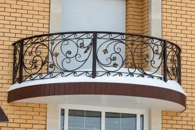 Kuta balustrada balkonowa zewnętrzna, ornamentyka secesyjna, model BKZ45 — odtworzone ujęcie oryginalne. Wizualizacja AI.