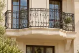 Kuta balustrada balkonowa zewnętrzna z elementami ornamentalnymi, model BKZ24 — aranżacja w nowej przestrzeni. Wizualizacja AI.