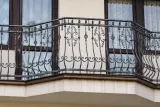 Kuta balustrada balkonowa zewnętrzna z elementami ornamentalnymi, model BKZ24 — odtworzone ujęcie oryginalne. Wizualizacja AI.