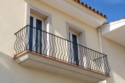Kuta balustrada balkonowa zewnętrzna z falistym wzorem, model BKZ10 — odtworzone ujęcie oryginalne. Wizualizacja AI.
