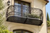 Kuta balustrada balkonowa zewnętrzna z klasyczną ornamentyką, model BKZ25 — aranżacja w nowej przestrzeni. Wizualizacja AI.
