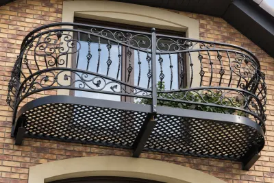 Kuta balustrada balkonowa zewnętrzna z klasyczną ornamentyką, model BKZ25 — odtworzone ujęcie oryginalne. Wizualizacja AI.