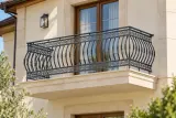 Kuta balustrada balkonowa zewnętrzna z motywem meandra, model BKZ28 — aranżacja w nowej przestrzeni. Wizualizacja AI.