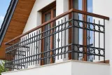 Kuta balustrada balkonowa zewnętrzna z ornamentyką geometryczną i pochwytem drewnianym, model BKZ60 — odtworzone ujęcie oryginalne. Wizualizacja AI.
