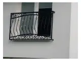 Wyrób kuty: Kuta Balustrada Fasadowa z Ornamentyką Klasyczną