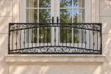 Kuta balustrada fasadowa z ornamentyką klasyczną, model BKZ06 — aranżacja w nowej przestrzeni. Wizualizacja AI.