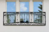 Kuta balustrada fasadowa z ornamentyką klasyczną, model BKZ06 — odtworzone ujęcie oryginalne. Wizualizacja AI.
