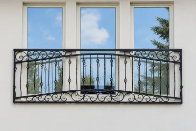 Kuta balustrada fasadowa z ornamentyką klasyczną, model BKZ06 — odtworzone ujęcie oryginalne. Wizualizacja AI.