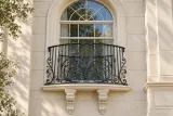 Kuta balustrada francuska z ornamentyką barokową, model BKZ11 — aranżacja w nowej przestrzeni. Wizualizacja AI.