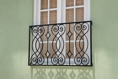 Kuta balustrada francuska z ornamentyką spiralną, model BKZ19 — odtworzone ujęcie oryginalne. Wizualizacja AI.