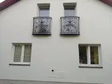 Wyrób kuty: Kuta Balustrada Okna Francuskiego z Ornamentyką Barokową