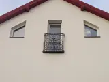 Wyrób kuty: Kuta Balustrada Okna Francuskiego z Ornamentyką Barokową
