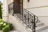 Kuta balustrada ornamentalna z elementami floralnymi, model sc77 — aranżacja w nowej przestrzeni. Wizualizacja AI.