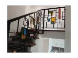 Wyrób kuty: Kuta Balustrada Schodowa Art Deco z Panelami Witrażowymi