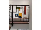 Wyrób kuty: Kuta Balustrada Schodowa Art Deco z Panelami Witrażowymi