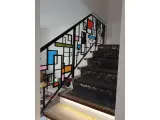 Wyrób kuty: Kuta Balustrada Schodowa Art Deco z Panelami Witrażowymi