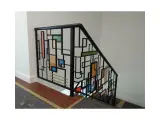 Wyrób kuty: Kuta Balustrada Schodowa Art Deco z Panelami Witrażowymi
