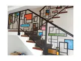 Wyrób kuty: Kuta Balustrada Schodowa Art Deco z Panelami Witrażowymi