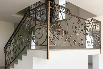 Kuta balustrada schodowa i antresolowa z ornamentyką secesyjną, model BKW40 — odtworzone ujęcie oryginalne. Wizualizacja AI.