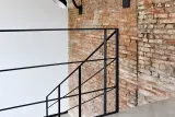 Kuta balustrada schodowa industrialna minimalistyczna, model sc80 — odtworzone ujęcie oryginalne. Wizualizacja AI.