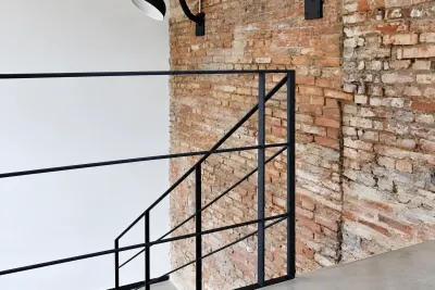 Kuta balustrada schodowa industrialna minimalistyczna, model sc80 — odtworzone ujęcie oryginalne. Wizualizacja AI.