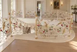 Kuta balustrada schodowa rococo z różanym motywem florystycznym, model sx46 — aranżacja w nowej przestrzeni. Wizualizacja AI.