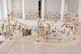 Kuta balustrada schodowa rococo z różanym motywem florystycznym, model sx46 — odtworzone ujęcie oryginalne. Wizualizacja AI.