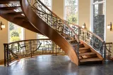 Kuta balustrada schodowa wewnętrzna "geometryczny minimalizm", model BKW57 — odtworzone ujęcie oryginalne. Wizualizacja AI.