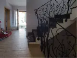 Wyrób kuty: Kuta balustrada schodowa wewnętrzna z motywem florystycznym