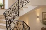 Kuta balustrada schodowa wewnętrzna z motywem florystycznym, model fi03 — aranżacja w nowej przestrzeni. Wizualizacja AI.
