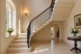 Kuta balustrada schodowa wewnętrzna z ornamentem klasycznym, model BKW23 — aranżacja w nowej przestrzeni. Wizualizacja AI.