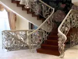 Wyrób kuty: Kuta balustrada schodowa z motywem róż w stylu Art Nouveau