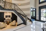 Kuta balustrada schodowa z ornamentem spiralnym, model BKW54 — odtworzone ujęcie oryginalne. Wizualizacja AI.