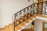 Kuta balustrada schodowa z ornamentyką botaniczną, model BKW82 — odtworzone ujęcie oryginalne. Wizualizacja AI.