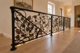Kuta balustrada schodowa z ornamentyką roślinną, model BKW89 — aranżacja w nowej przestrzeni. Wizualizacja AI.