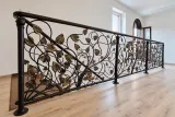 Kuta balustrada schodowa z ornamentyką roślinną, model BKW89 — odtworzone ujęcie oryginalne. Wizualizacja AI.