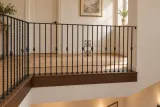 Kuta balustrada schodowa z tralkami skręcanymi i klasycznym ornamentem, model BKW84 — aranżacja w nowej przestrzeni. Wizualizacja AI.