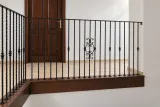 Kuta balustrada schodowa z tralkami skręcanymi i klasycznym ornamentem, model BKW84 — odtworzone ujęcie oryginalne. Wizualizacja AI.