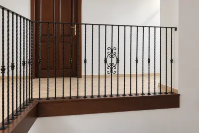 Kuta balustrada schodowa z tralkami skręcanymi i klasycznym ornamentem, model BKW84 — odtworzone ujęcie oryginalne. Wizualizacja AI.