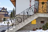 Kuta balustrada schodowa zdobiona ornamentem florystycznym, model sx50 — odtworzone ujęcie oryginalne. Wizualizacja AI.