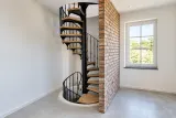 Kuta balustrada spiralna z klasycznymi tralkami, model BKW85 — odtworzone ujęcie oryginalne. Wizualizacja AI.